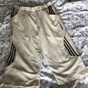 Adidas byxor - Fina vintage adidas bootcut byxor. Super coola och säljs inte längre:)