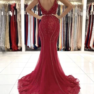 Balklänning  - Säljer nu min fina balklänning från dressroom,endas använd en gång. storleken är 34.5, den satt skit fint på mig, passar 34 och 36. Nypris var 5500 kr men jag säljer den för 2500 kr,pris kan diskuteras! Skriv om du undrar 