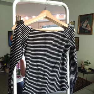 Striped off-shoulder top - Randig baraxlad långärmad tröja.  Tröjan är i mycket gott skick.