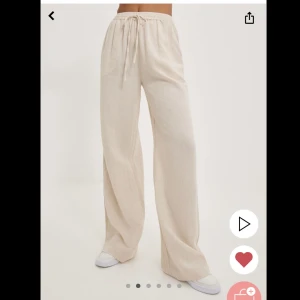 Flowy drawstring linen pants - Säljer mina beiga linnebyxor helt oanvända, säljer det för att jag kände att jag ville ha de lite större och beställde en stör storlek för sent, så går ej att lämna tillbaka längre! De är i storlek 40 och helt oanvända.  Jag är 169 och de är perfekta!