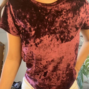 T-shirt - Säljer denna t-shirt som är lila💕så gott som ny, lappen är borta skulle säga att tröjan är i XS