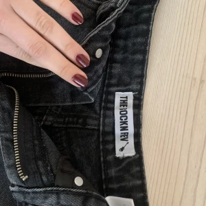 Jeans - Jeans med stora hål. Stl XS