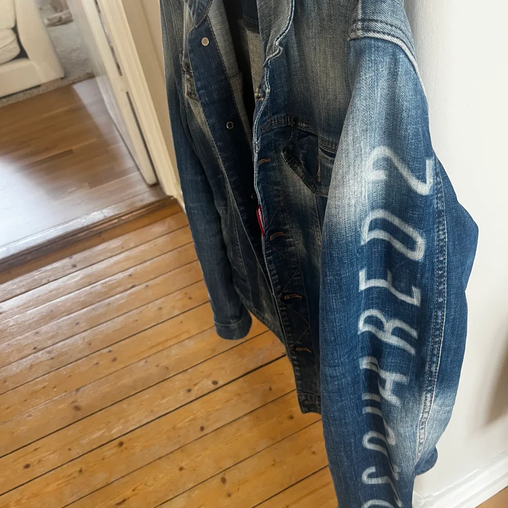 Syratvättad jeansjacka i storlek 48, använd vid ett tillfälle,  inköpt från Farfetch. Kvitto finns . Jackor.