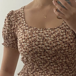 Gina Tricot blommig rosa topp - Jätte bra skick och passa jätte bra. 