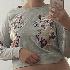 Blommig grå tröja  - Jätte fint skick type dom ny 