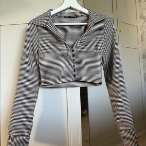 Topp från Zara - Långärmad och croppad topp i tjockare material från zara. Knappar fram och i ärmar☺️