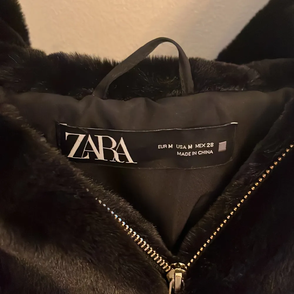 Super mjuk pälsjacka ifrån Zara i storlek M. Original pris är 559kr och som ni kan se är lappen kvar(jackan är oanvänd). Säljer pga att jag aldrig använt den. Köparen står för frakt.(Dm för fler bilder)💕💕💕. Jackor.