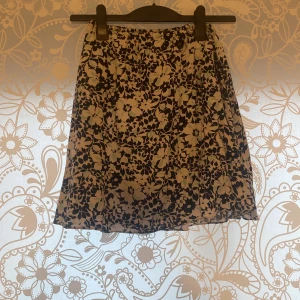 Kjol - Ny oanvänd kjol för endast 49kr.  Priset går att diskuteras 