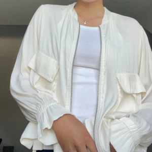 Kofta/blus  - Säljer denna jättefina kofta från H&M som går att använda på olika sätt. Jättemjukt material. Koftan är i storlek 36 och passar mig som oftast bär S/M