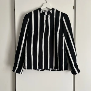 Blus - Svart-vit blus. Aldrig använd Funkar för S-M