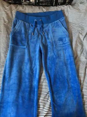 Juicy couture - Säljer mina fina juicy byxor, pågrund av låg användning. De köptes i julas och har knappt använda sen dess. Så gott som nya, om du är intresserad eller vill ha fler bilder så är det bara att skriva❤️❤️