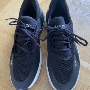 Helt nya Nike air 27C  - Helt nya äkta Nike air 27 i storlek 41 . Köpte för 850kr o betalde även frakten . Använder inte då jag reste  bort i en månad när jag fick dem hem o hade redan köpt andra skor . 