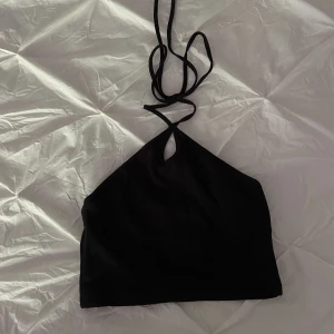 Topp Zara - 🛑LÄS MIN BIO FÖRST🛑 Säljer denna topp från Zara då den inte kommit till användning. Inga defekter eller liknande💫Andra bilden är lånad🫶🏼Kom privat för eventuella frågor☺️