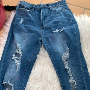 Jeans - Jeans med graffiti ritningar på sig, fin baksida. , inga defekter!