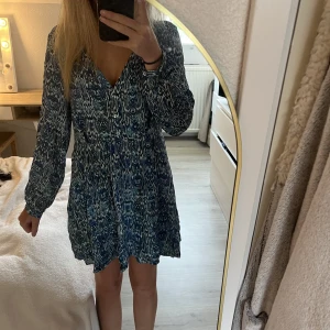 Zara klänning - Jätte fin och gullig klänning från zara som knappt är använd och inga defekter. 