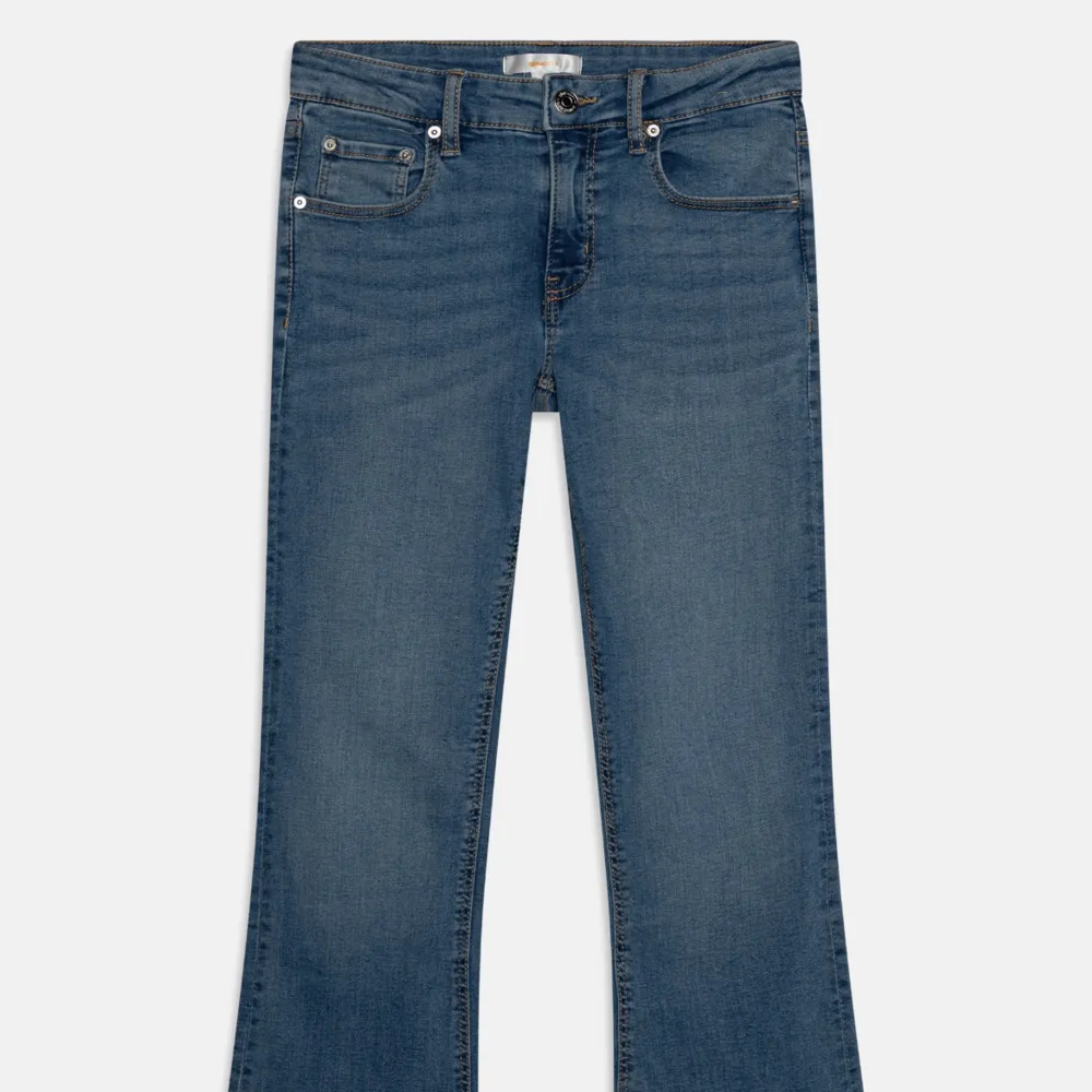 Säljer dessa fina jeans från Gina då jag råkade köpa 2st. De är bootcut så svänger ut. Storlek 164 men passar mig som har XS/S 🫶🏻. Jeans & Byxor.