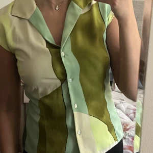 Grön blus - As cool grön blus med abstrakt mönster från Caterina Collection. Inga defekter! Storlek 36, men passar även 32 och 34🫶💕