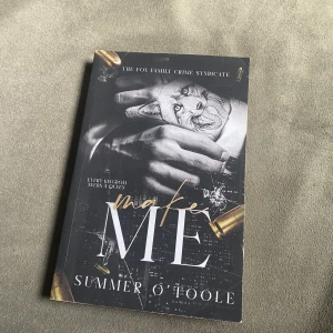 Engelsk bok  - En engelsk dark romans som har tropen Mafia. Den är väldigt populär på booktok. I bra skick