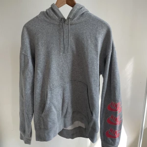 Nike sb hoodie  - Nike Sb hoodie storlek M i bra skick med tryck på armen. Lite missfärgning kring luvan