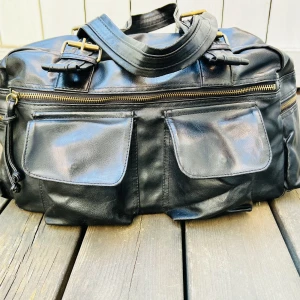 Dam väska säljes  - Dam väska säljes.  Färg svart.  Väskan är väl rymlig och har flera fack för förvaring.  (I topp skick) 