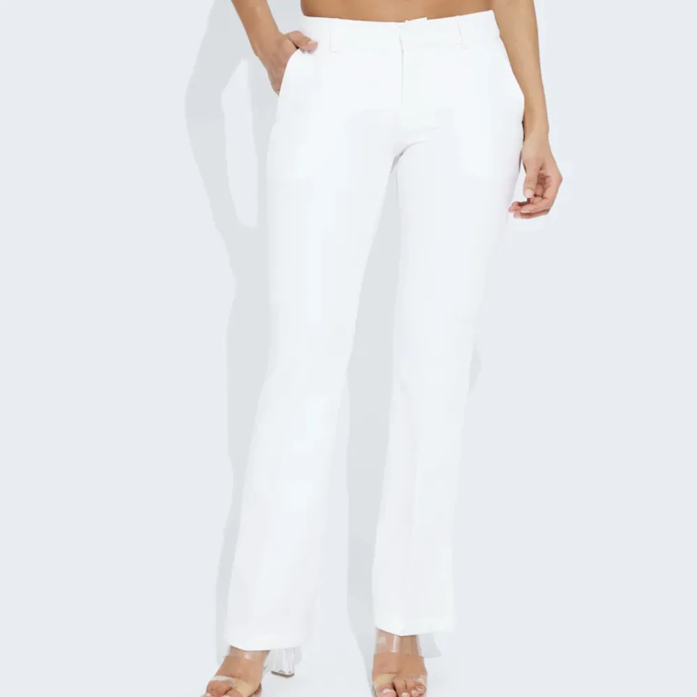 Lågmidjade vita kostymbyxor från bikbok, knappt använda💗. Jeans & Byxor.