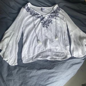 Sommrig blus ☀️ - Intressekoll på denna fina blus, kom pv för fler bilder💓