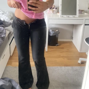 Svarta bootcut kostymbyxor - Otroligt snygga bootcut kostym byxor från Filippa k. De är tyvärr för små för mig, därför kan jag tyvärr inte knäppa dem som man ser på bilden, men de är otroligt snygga på! 