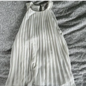 Gulligt linne från hm☺️ - Säljer detta jättegulliga minnet från hm,det är i storlek xs och säljs då det inte används🥰 (första bilden är lånad från @tildeerikkson) ❤️