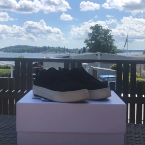 Eytys doja s-o suede black - Ett par näst intill helt nya Eytys till härligt pris skorna har använts av min bror ett fåtal gånger men dom passa inte hans fått så han vill sälja dom och köpa en annan sko priset är inte hugget i sten så det är bara att fråga om ni undrar något.