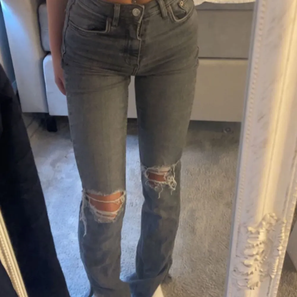 superfina gråa jeans från zara, använda fåtal gånger då de är för långa för mig.💓. Jeans & Byxor.