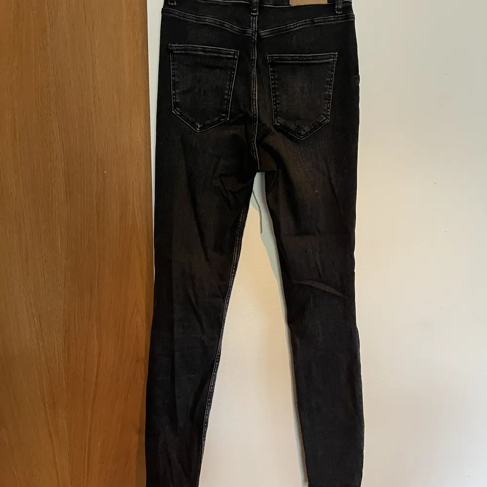 Tighta svarta jeans från zara. Använda endast fåtal gånger. Superstretchiga.. Jeans & Byxor.