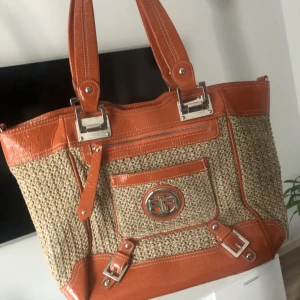 river island väska - Väska från river island. Snyggt!!💕💕😫😫