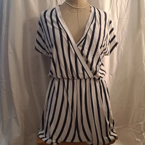 Randig romper - Finst skick. Pris är diskuterbart vid snabb affär. 💖 vid övriga funderingar skicka gärna pm. 😊