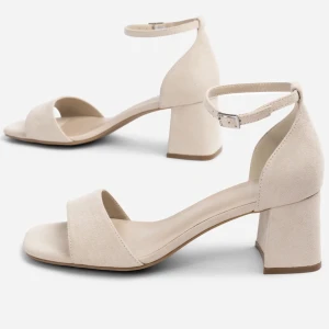 Klackskor - Använda 1 gång i ca 30 min så dom är som nya, storlek 37 men passar mig som vanligt har 39! Ny pris är 480kr! Pris kan diskuteras vid snabb affär! 