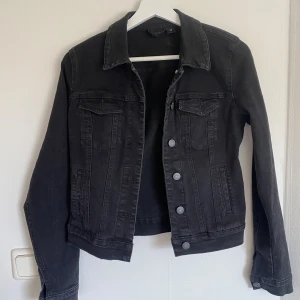 Svart jeansjacka  - Jeansjacka från Vero Moda i storlek XS. Fint skick, säljer då den blivit för liten