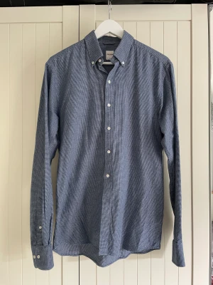 John Henric skjorta - Fin John Hemric skjorta, säljer pga försmå storlek. Använt par ggr, jättefin skick. Slim fit.