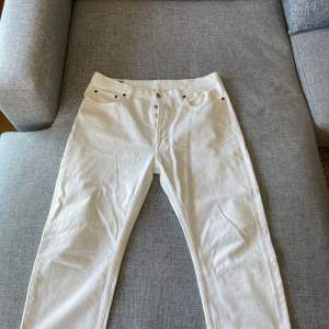 Säljer mina acne jeans då de inte längre passar, Jenssen har krympt lite efter en tvätt samt att det finns ett blått märke på dom. 