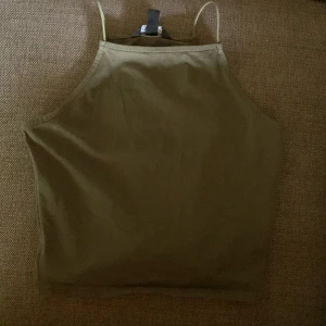 Croppat linne - Säljer nu detta fina linne från new look generation. Har knappt använt det så det är i bra skick.