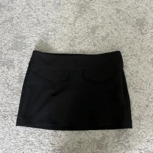 Kjol - Super fin kjol med fickor framtill. Köpt från zalando förra året. Passar perfekt till allt ✨inga defekter eller liknande då den knappt används. För fler bilder Skirv privat. 