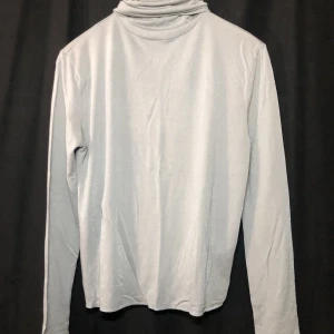 Filippa k polo - Lätt glansig polo i fint skick