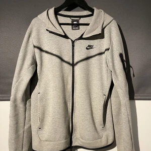 Nike tech fleece  - Nike tech fleece i storlek s  Använd nån gång bara och är i jätte bra skick