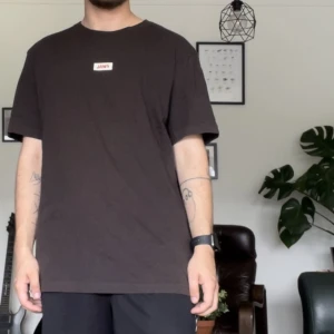 jaws t-shirt - från h&m. står "jaws" smått på framsidan och baksidan är filmens affisch! storlek M. hund finns i hemmet, tvättas innan utskick. pris + frakt