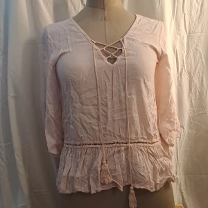 Ljusrosa blus - Väldigt sval med vida ärmar. Handtvätt, men kan tvättas tvättmaskin med skonsamt program. Made in italy. Pris är diskuterbart vid snabb affär. 💖
