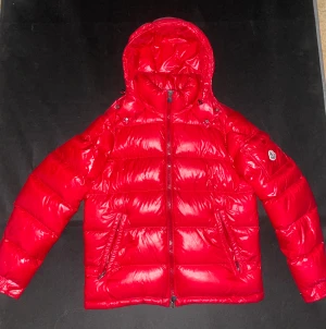 Moncler Maya Jacka - Denna kommer inte till användning längre därav säljer jag min Moncler Maya jacka för herrar.  Storlek 3, Kvitto finns.