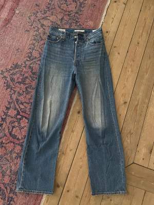 Super sköna Levis jeans, använd några gånger, högmidjade