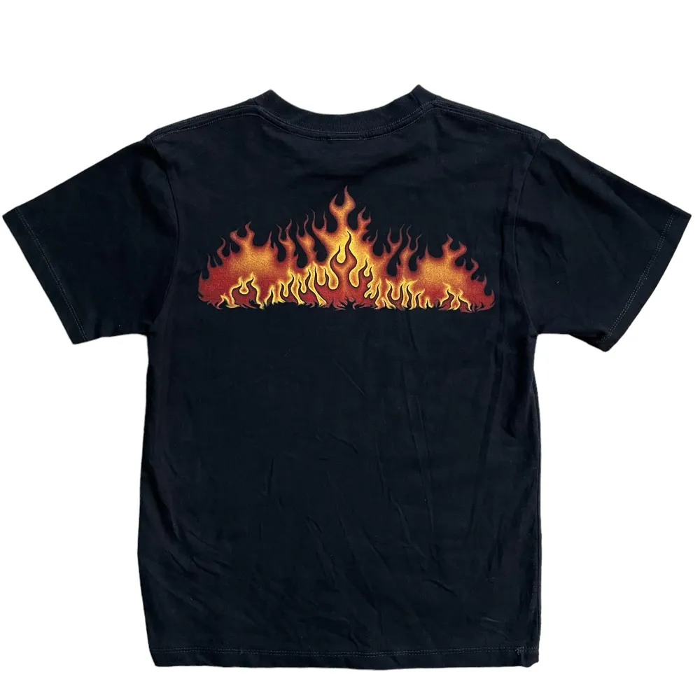 Cool t shirt med eld tryck!💋 Tror det är en barn t shirt men skulle säga en Xs/S! I perfekt skick!💋. Toppar.