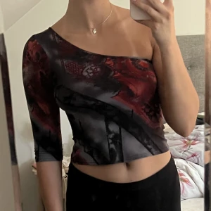 One shoulder topp - Super snygg one shoulder tröja med unikt mönster. Felfri! Inga lappar men passar XS-S, relativt stretchig🫶💕