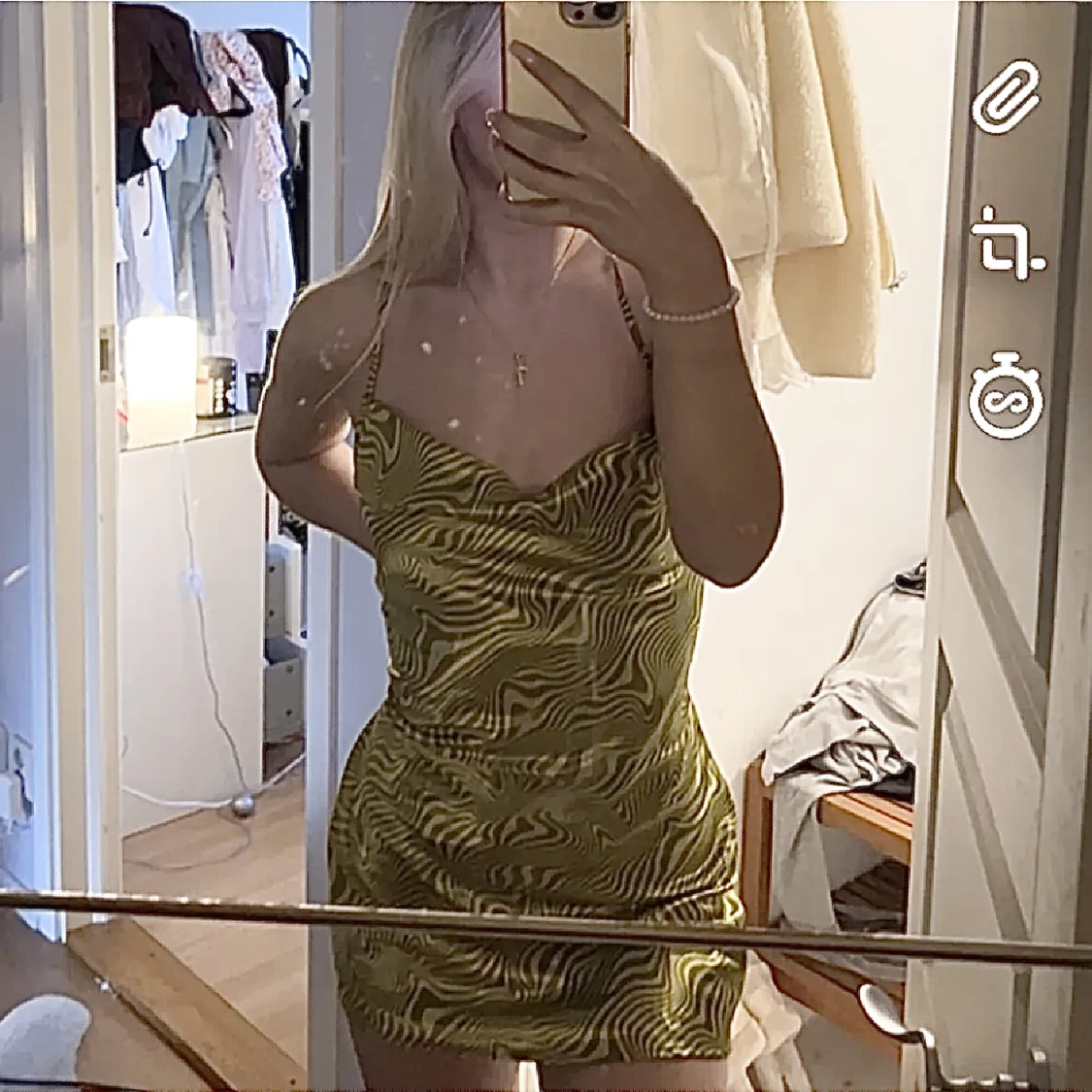 Kort satin klänning - 90