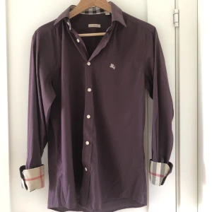 Burberry skjorta  - Säljer denna snygga skjorta från burberry brit i vinröd färg. Mycket bra skick. Perfekt nu till sommaren. Storleken är M men passar S också. Priset kan diskuteras vid snabb affär. Dma för mer frågor/bilder!