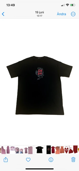 Oversized Graphic t-shirt  - • T-shirt med draktryck  • Material: Polyester & Spandex  • Kändes stor i storleken  • Använd 1 gång 